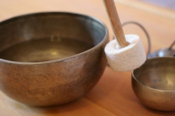 Klangschalen-Massage - in Schwung gebracht